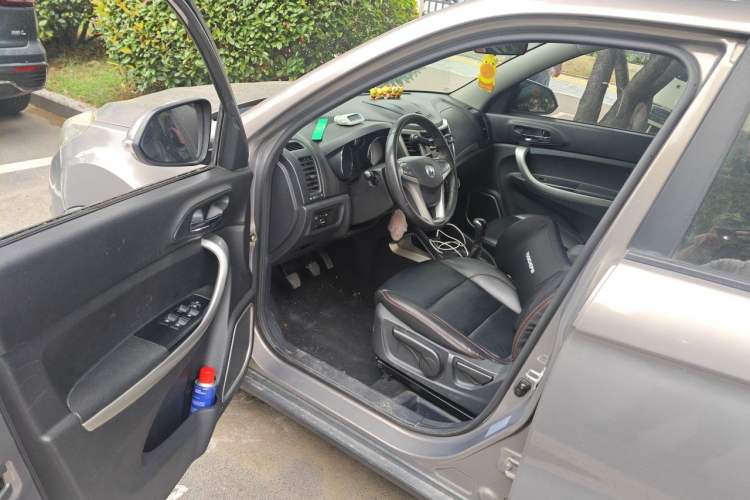 Used CHANGAN CS35 2014 1.6L Manual Luxury Model China IV Standard Driver Seat