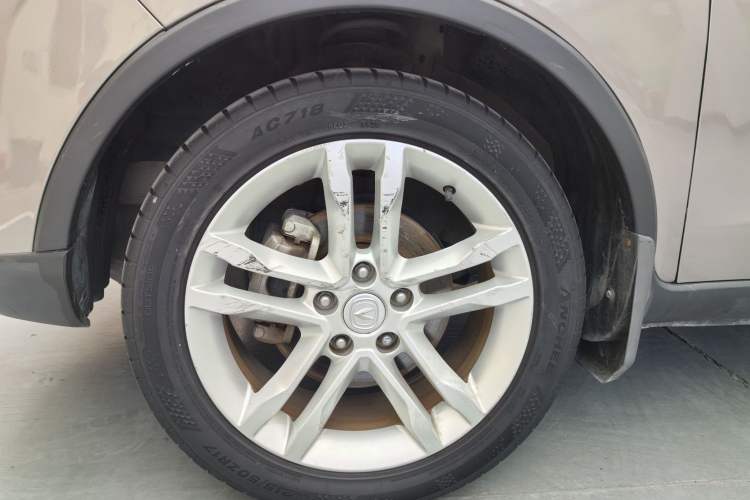 Used CHANGAN CS35 2014 1.6L Manual Luxury Model China IV Standard Exterior 4