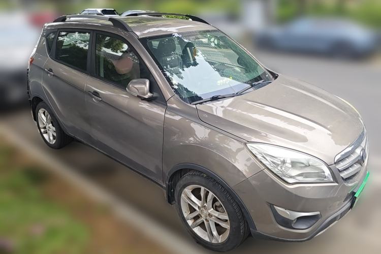 Used CHANGAN CS35 2014 1.6L Manual Luxury Model China IV Standard Front Right 45 Deg