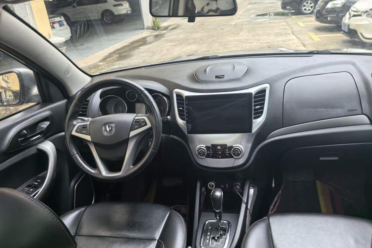 Used CHANGAN CS35 2014 1.6L Automatic Luxury Model China IV Standard Interior 3