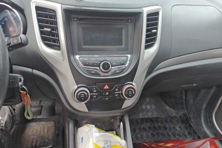 Used CHANGAN CS35 2014 1.6L Manual Luxury Model China IV Standard Audio And AC Panel