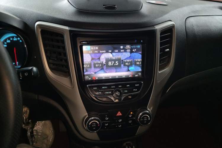 Used CHANGAN CS35 2014 1.6L Automatic Luxury Model China IV Standard Audio And AC Panel