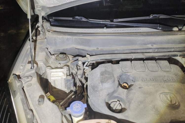 Used CHANGAN CS35 2014 1.6L Manual Luxury Model China IV Standard Engine Bay Right