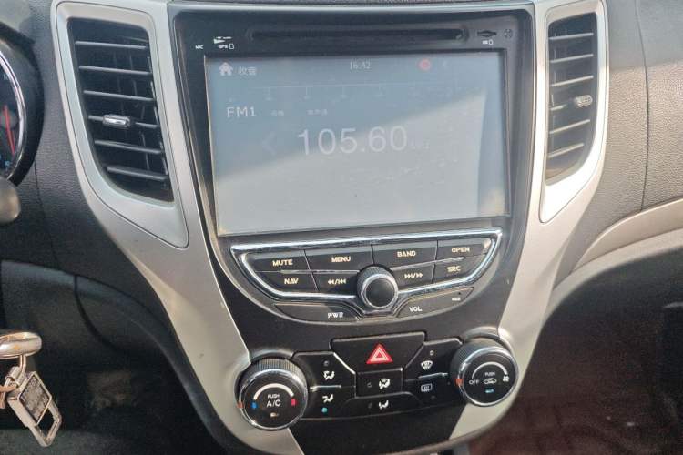 Used CHANGAN CS35 2014 1.6L Manual Luxury Model China IV Standard Audio And AC Panel