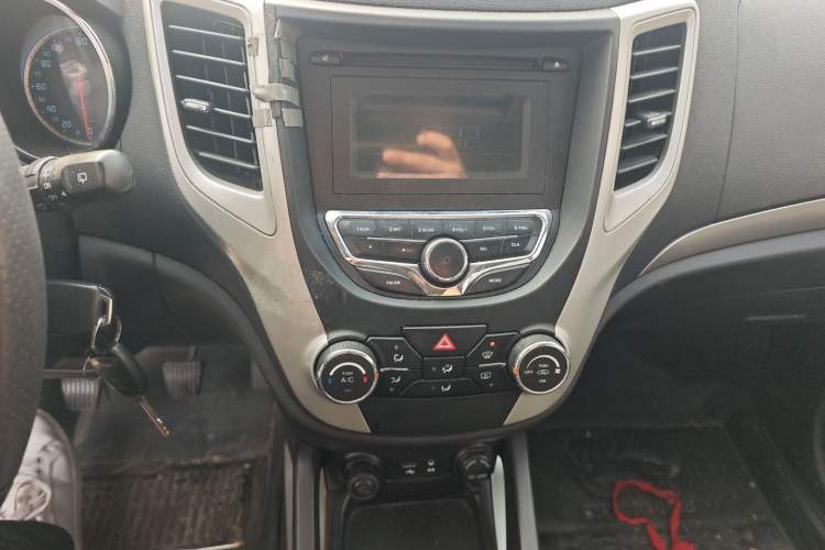 Used CHANGAN CS35 2014 1.6L Manual Luxury Model China IV Standard Audio And AC Panel