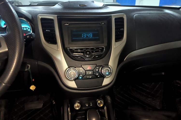 Used CHANGAN CS35 2014 1.6L Automatic Luxury Model China IV Standard Audio And AC Panel