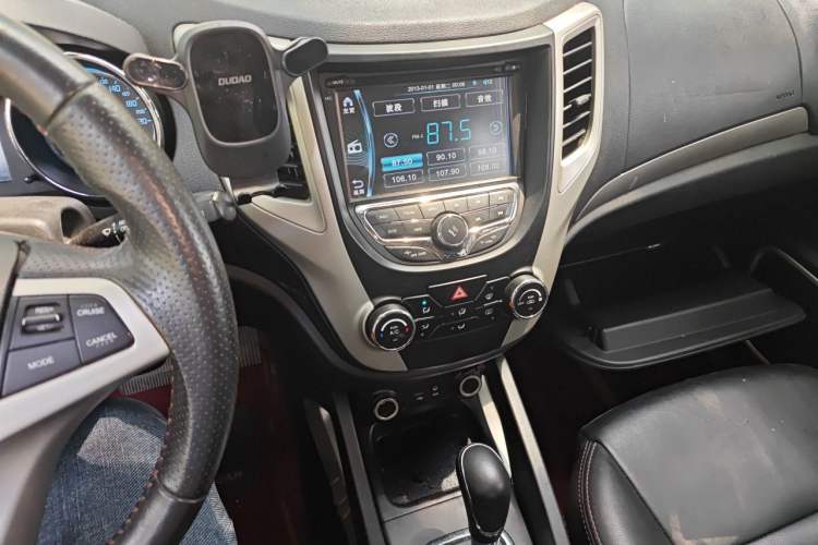 Used CHANGAN CS35 2014 1.6L Automatic Luxury Navigation Model China IV Standard Audio And AC Panel