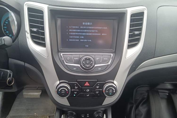 Used CHANGAN CS35 2014 1.6L Automatic Luxury Navigation Model China IV Standard Audio And AC Panel