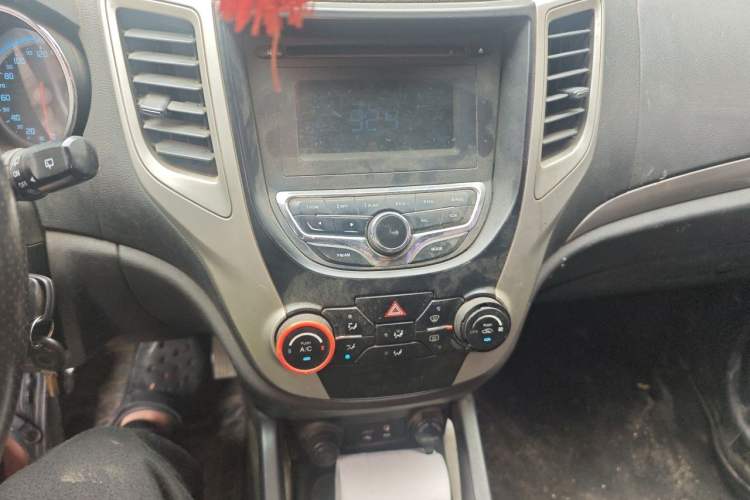Used CHANGAN CS35 2014 1.6L Manual Luxury Model China IV Standard Audio And AC Panel