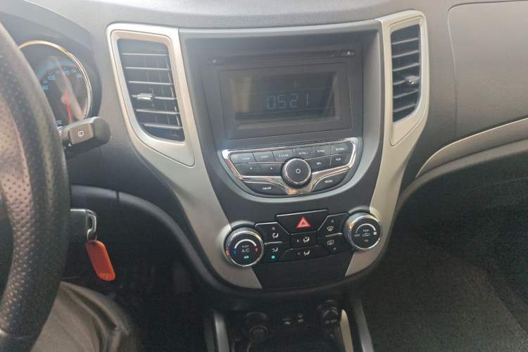 Used CHANGAN CS35 2014 1.6L Manual Luxury Model China IV Standard Audio And AC Panel