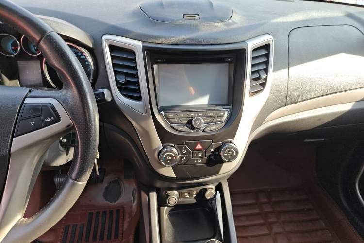 Used CHANGAN CS35 2014 1.6L Manual Luxury Model China IV Standard Audio And AC Panel