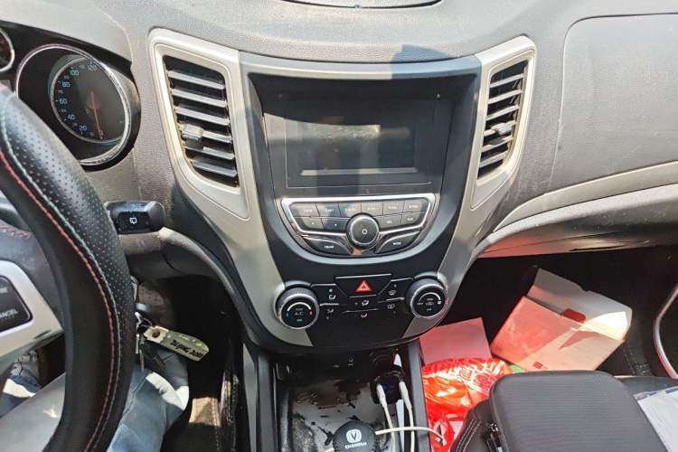 Used CHANGAN CS35 2014 1.6L Automatic Luxury Model China IV Standard Audio And AC Panel