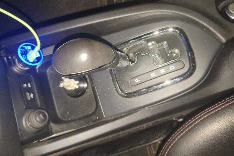 Used CHANGAN CS35 2014 1.6L Automatic Luxury Model China IV Standard Gear Lever