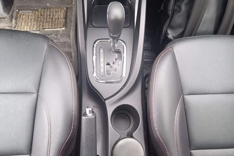 Used CHANGAN CS35 2014 1.6L Automatic Luxury Navigation Model China IV Standard Gear Lever