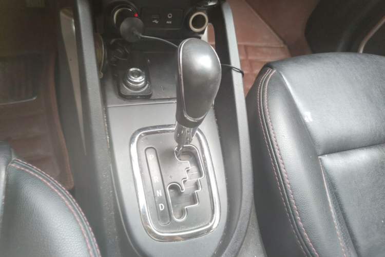 Used CHANGAN CS35 2014 1.6L Automatic Luxury Model China IV Standard Gear Lever