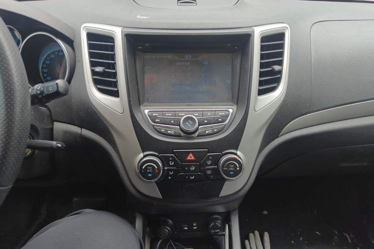 Used CHANGAN CS35 2014 1.6L Automatic Luxury Model China V Standard Audio And AC Panel