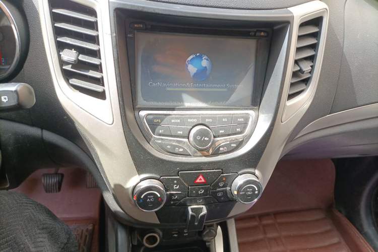 Used CHANGAN CS35 2014 1.6L Manual Luxury Model China IV Standard Audio And AC Panel