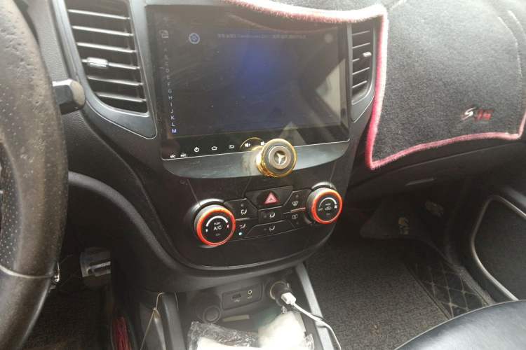 Used CHANGAN CS35 2014 1.6L Manual Luxury Model China V Standard Audio And AC Panel