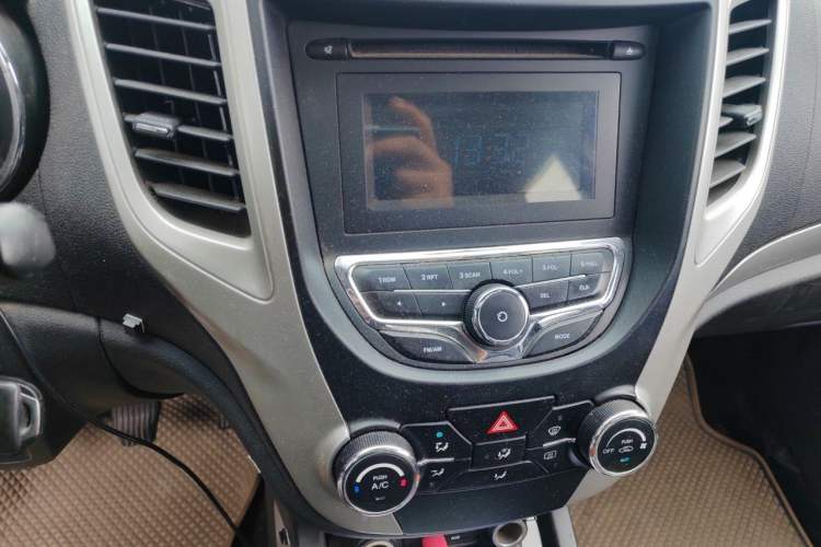 Used CHANGAN CS35 2014 1.6L Manual Luxury Model China V Standard Audio And AC Panel