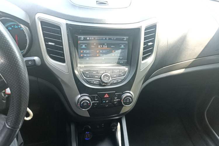 Used CHANGAN CS35 2014 1.6L Manual Luxury Model China IV Standard Audio And AC Panel