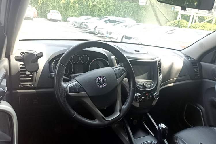 Used CHANGAN CS35 2014 1.6L Manual Luxury Model China IV Standard Center Console