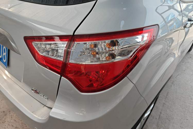 Used CHANGAN CS35 2014 1.6L Manual Luxury Model China IV Standard Exterior 1