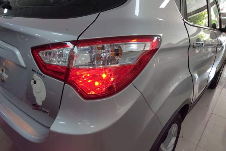 Used CHANGAN CS35 2014 1.6L Automatic Luxury Model China IV Standard Exterior 6