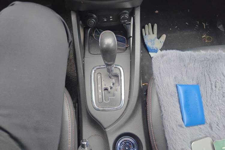 Used CHANGAN CS35 2014 1.6L Automatic Luxury Model China V Standard Gear Lever