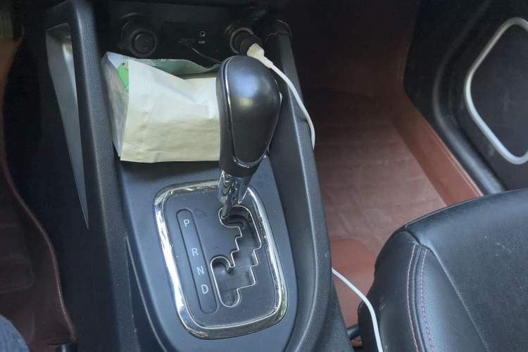Used CHANGAN CS35 2014 1.6L Automatic Luxury Navigation Model China IV Standard Gear Lever