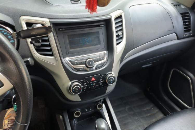 Used CHANGAN CS35 2014 1.6L Automatic Luxury Model China IV Standard Audio And AC Panel