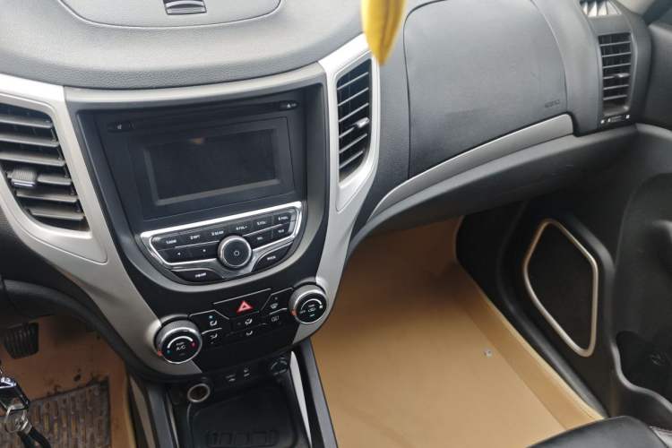 Used CHANGAN CS35 2014 1.6L Manual Luxury Model China V Standard Audio And AC Panel