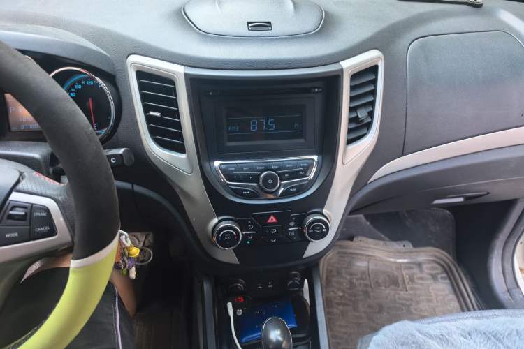 Used CHANGAN CS35 2014 1.6L Automatic Luxury Model China IV Standard Audio And AC Panel