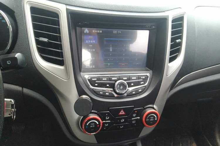 Used CHANGAN CS35 2014 1.6L Manual Luxury Navigation Model China IV Standard Audio And AC Panel
