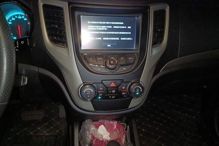 Used CHANGAN CS35 2014 1.6L Automatic Luxury Model China IV Standard Audio And AC Panel