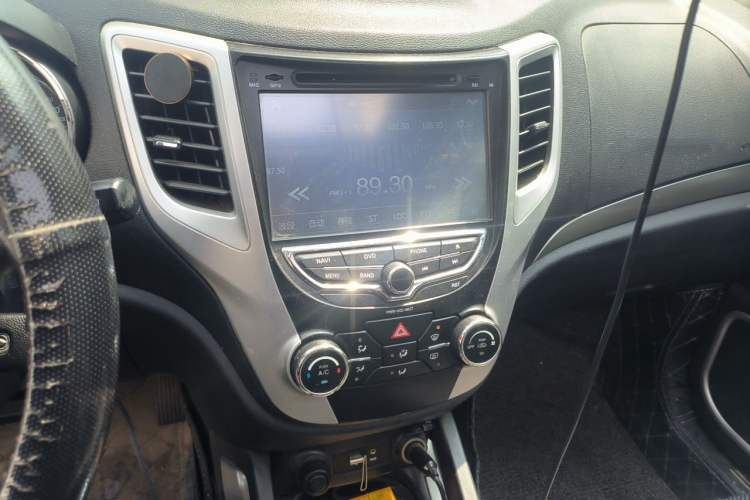 Used CHANGAN CS35 2014 1.6L Manual Luxury Model China V Standard Audio And AC Panel