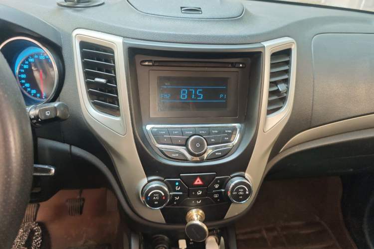 Used CHANGAN CS35 2014 1.6L Manual Luxury Model China IV Standard Audio And AC Panel