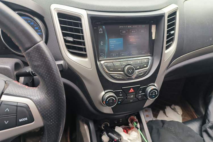 Used CHANGAN CS35 2014 1.6L Manual Luxury Model China IV Standard Audio And AC Panel