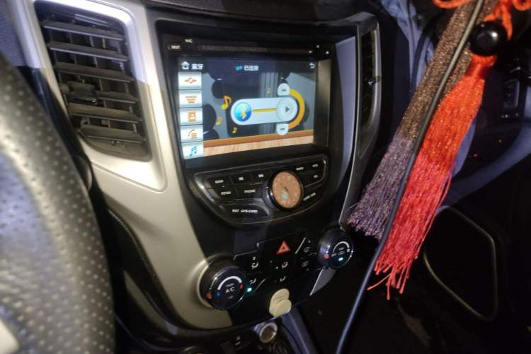 Used CHANGAN CS35 2014 1.6L Automatic Luxury Navigation Model China IV Standard Audio And AC Panel