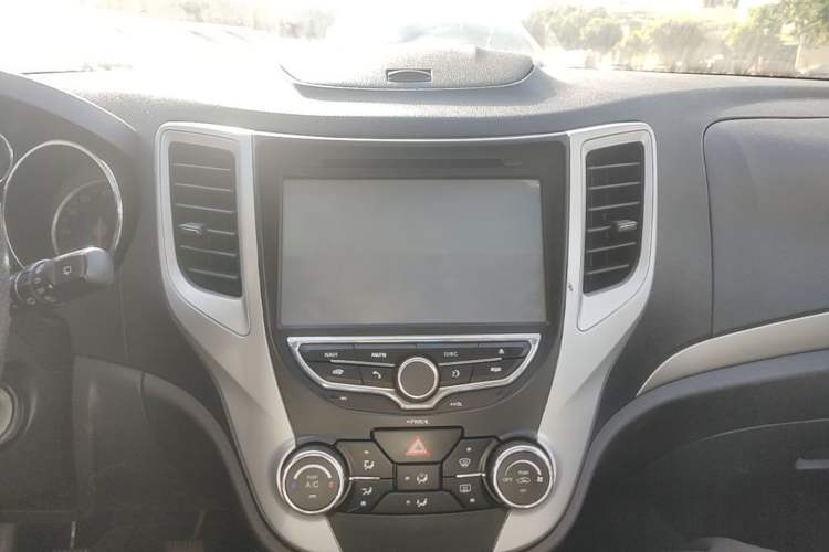 Used CHANGAN CS35 2014 1.6L Manual Luxury Model China IV Standard Audio And AC Panel