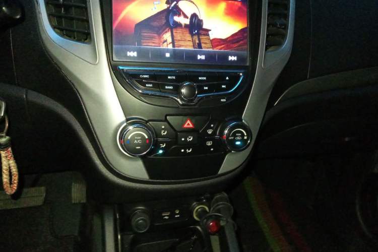 Used CHANGAN CS35 2014 1.6L Automatic Luxury Model China V Standard Audio And AC Panel