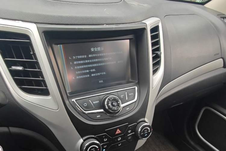 Used CHANGAN CS35 2014 1.6L Automatic Luxury Model China IV Standard Audio And AC Panel