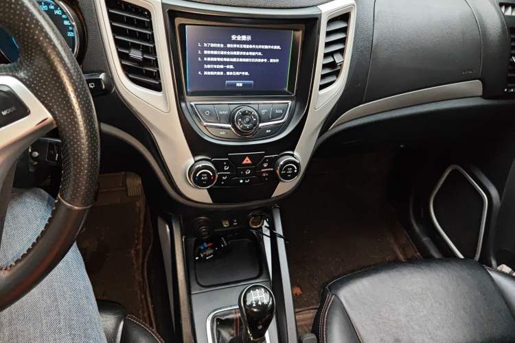 Used CHANGAN CS35 2014 1.6L Manual Luxury Model China IV Standard Audio And AC Panel