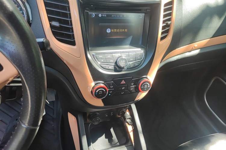 Used CHANGAN CS35 2014 1.6L Manual Luxury Model China IV Standard Audio And AC Panel