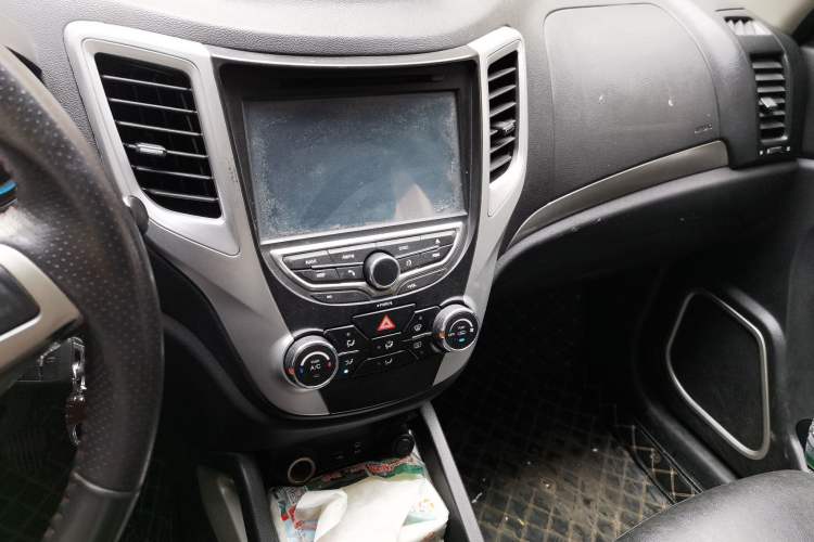 Used CHANGAN CS35 2014 1.6L Manual Luxury Model China IV Standard Audio And AC Panel