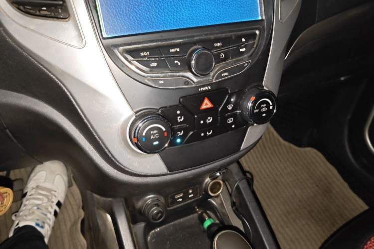 Used CHANGAN CS35 2014 1.6L Automatic Luxury Model China IV Standard Audio And AC Panel