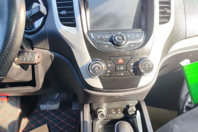 Used CHANGAN CS35 2014 1.6L Automatic Luxury Model China IV Standard Audio And AC Panel