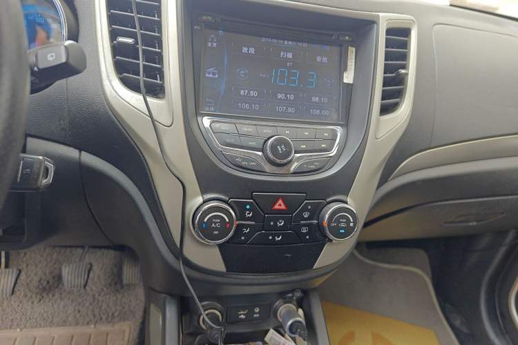 Used CHANGAN CS35 2014 1.6L Manual Luxury Model China IV Standard Audio And AC Panel