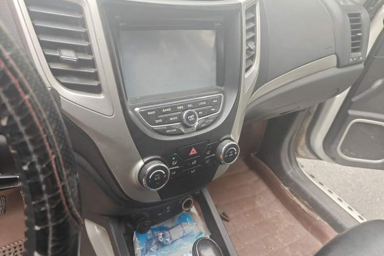 Used CHANGAN CS35 2014 1.6L Automatic Luxury Navigation Model China IV Standard Audio And AC Panel