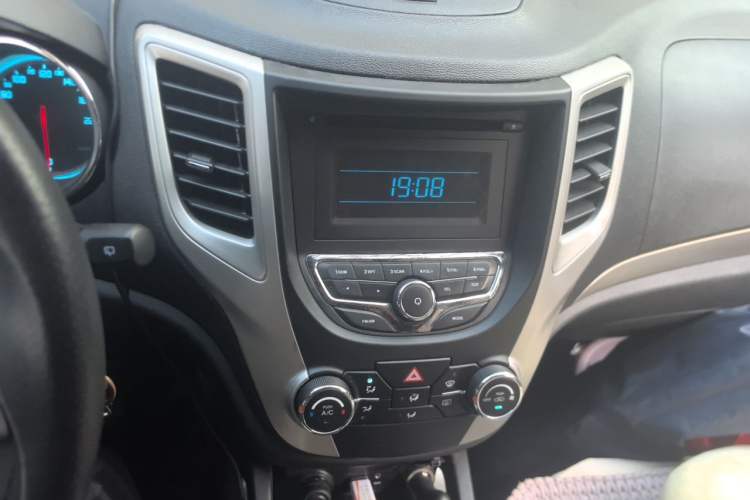 Used CHANGAN CS35 2014 1.6L Manual Luxury Model China IV Standard Audio And AC Panel
