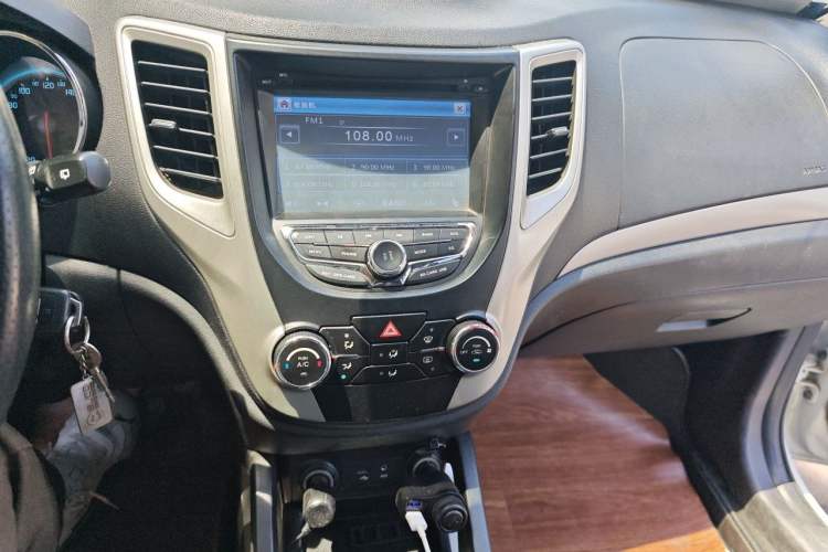 Used CHANGAN CS35 2014 1.6L Automatic Luxury Model China V Standard Audio And AC Panel
